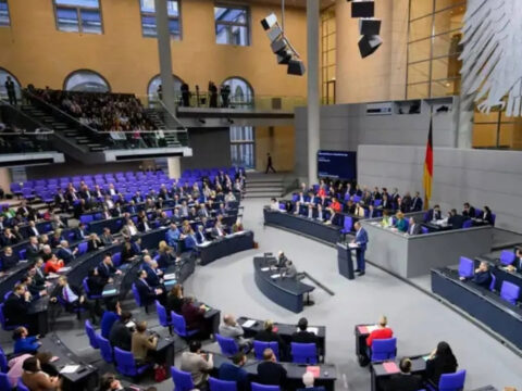 Almanyada milletvekilleri halkla dayanisma icin 500 euroluk maas zammini oy birligiyle reddetti dPlFWLQl